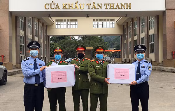 Trao tặng 4.000 khẩu trang cho Công an Trung Quốc.