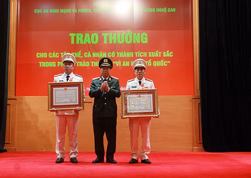 Thừa ủy quyền của Chủ tịch nước, Thứ trưởng Bùi Văn Nam trao Huân chương Chiến công hạng Nhì và Huân chương Chiến công hạng Ba cho các cá nhân.