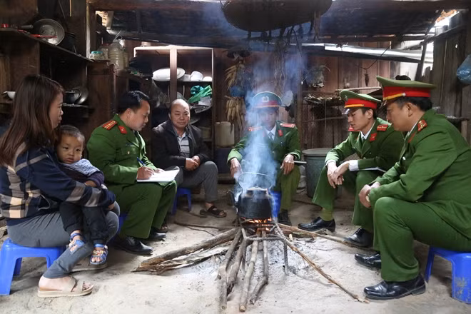 Công an Nghệ An bám sát cơ sở, vận động nhân dân tuân thủ pháp luật.