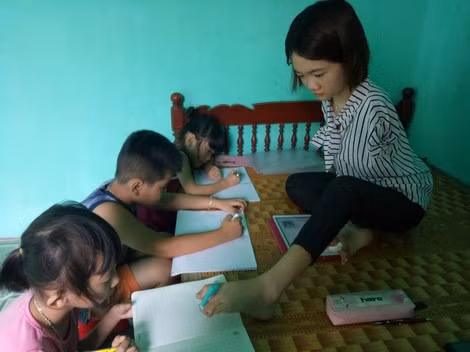 Tận tụy dạy những học trò nghèo.