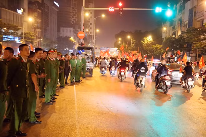 Ở các nút giao thông trọng điểm, lực lượng Công an phường cũng được huy động để phân làn, phát hiện, ngăn chặn những hành vi vi phạm giao thông, an ninh trật tự
