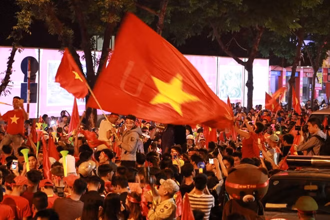 Người dân Thủ đô đã có một đêm không ngủ ăn mừng chiến thắng của Tuyển Việt Nam.