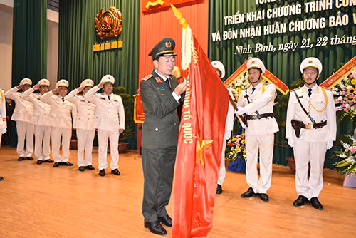 Đồng chí Trung tướng Trần Quốc Tỏ, Uỷ viên Trung ương Đảng, Thứ trưởng Bộ Công an thừa uỷ quyền của Chủ tịch nước gắn Huân chương Bảo vệ Tổ quốc hạng Ba cho Công an tỉnh Ninh Bình