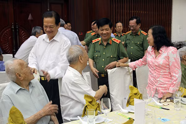 Các đồng chí Thứ trưởng Bộ Công an dự buổi gặp mặt. Các đồng chí Thứ trưởng Bộ Công an dự buổi gặp mặt.