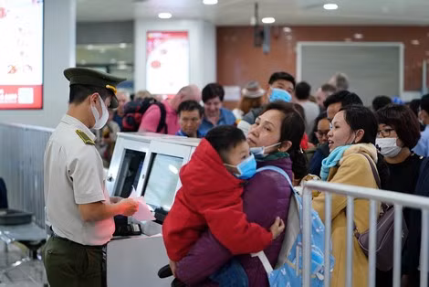 Ngành Hàng không kiểm soát chặt hành khách qua sân bay.
