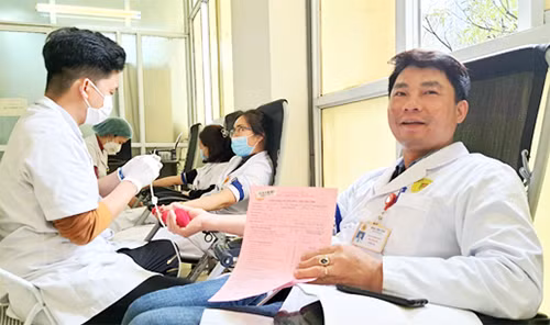 Nhiều lãnh đạo khoa, phòng, trung tâm tích cực tham gia hiến máu và vận động cán bộ công nhân viên khác cùng tham gia