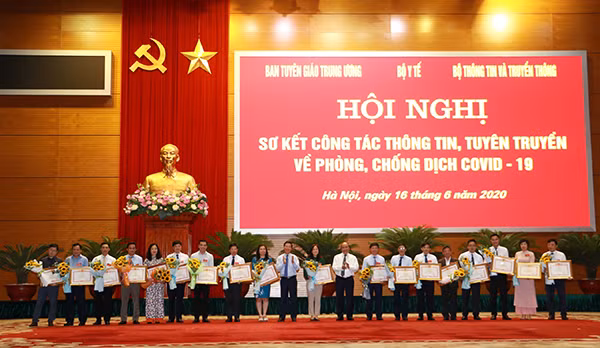 Thủ tướng Nguyễn Xuân Phúc trao Bằng khen cho 18 tập thể có thành tích xuất sắc trong công tác thông tin, tuyên truyền phòng chống COVID-19