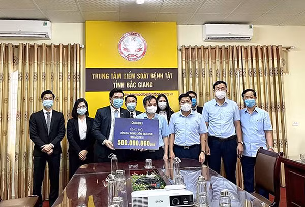 Đại diện lãnh đạo Danko Group trao ủng hộ 500 triệu đồng cho Trung tâm kiểm soát bệnh tật (CDC) tỉnh Bắc Giang
