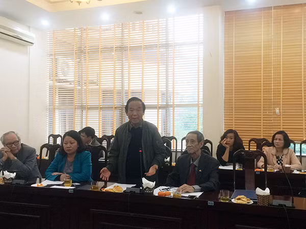 GS Nguyễn Lân Dũng và các đại biểu phát biểu ý kiến tại Hội thảo