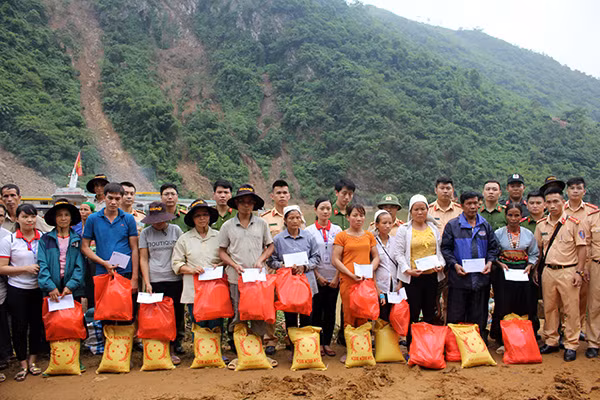 Bà con nhân dân vùng lũ đón nhận tình cảm và quà của cán bộ, chiến sỹ Công an tỉnh Hòa Bình.