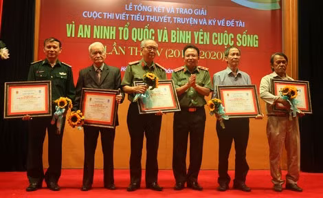 Trung tướng Mai Văn Hà trao giải B cho các tác giả. Trung tướng Mai Văn Hà trao giải B cho các tác giả.