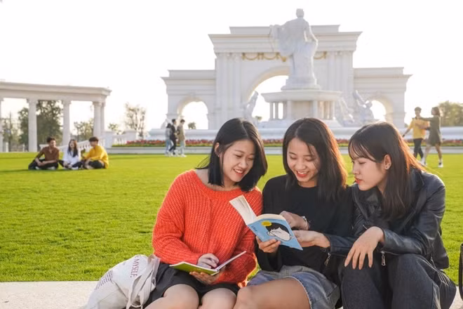 Với chương trình đào tạo tại Viện Kỹ thuật và Khoa học Máy tính, sinh viên sẽ có đủ tố chất trở thành những doanh nhân công nghệ thành đạt, nhà khoa học hay là chuyên gia giỏi trong tương lai