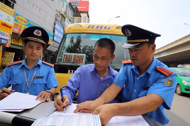 Tài xế xe khách Hưng Hà bị lập biên bản vi phạm.