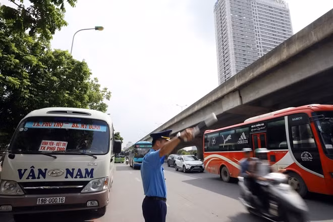 Tổ công tác của Đội Thanh tra GTVT - Đường bộ làm nhiệm vụ trên đường Phạm Hùng.