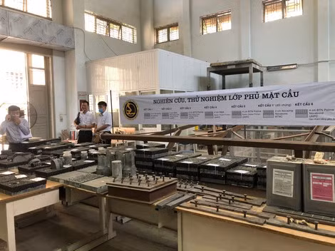 Cơ quan chuyên môn của Bộ GTVT đã thử nghiệm lớp phủ mặt cầu Thăng Long.