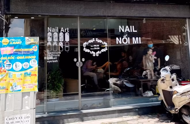 Một cửa hiệu làm nail trên phố Đặng Văn Ngữ vẫn đón khách vào làm dịch vụ ngay tại quán.