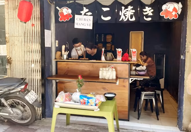Cách đó không xa, một cửa hàng bán đồ ăn dù bên ngoài treo biển "Chỉ bán mang về" nhưng lại phục vụ khách ăn ngay tại quán.