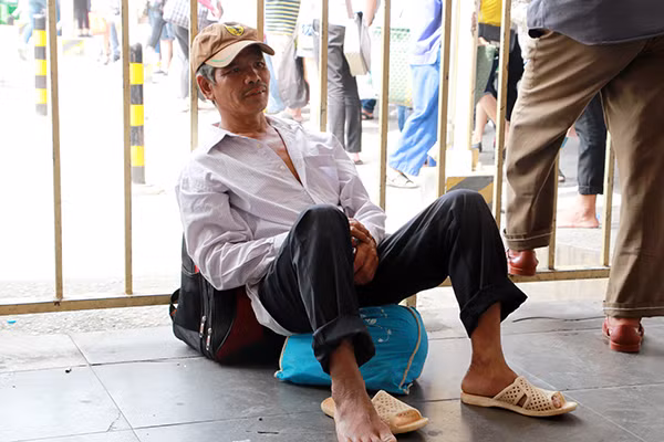 Nhiều người đến bến xe từ sớm nhưng chưa bắt được xe nên vạ vật ngủ lại bến để chờ xe về quê.