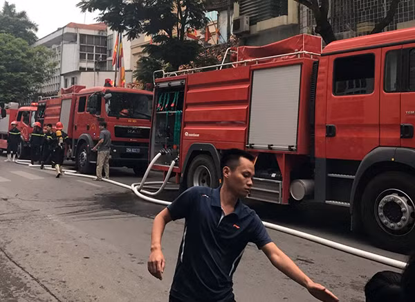4 xe cứu hỏa được động tới hiện trường.