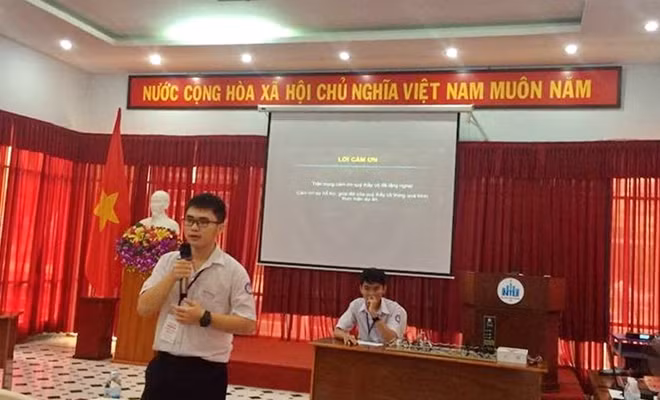 Hai nam sinh Huỳnh Trần Long, Đoàn Việt Bách thuyết trình mô hình "Hệ thống giữ xe thông minh trong trường học".