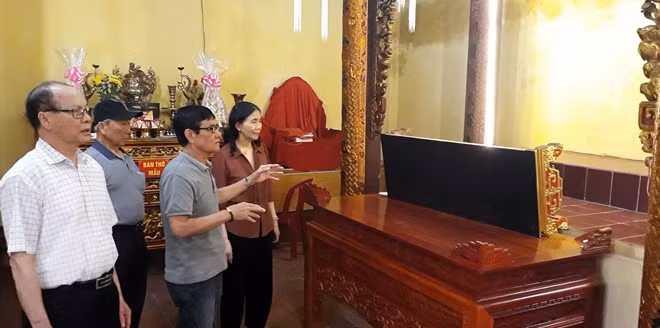 Các bậc cao niên trong làng tỏ ra bức xúc khi ban thờ chính bị đặt xuống đất