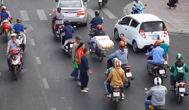 Tình trạng người đi bộ vi phạm Luật Giao thông khá phổ biến ở TP Hồ Chí Minh.
