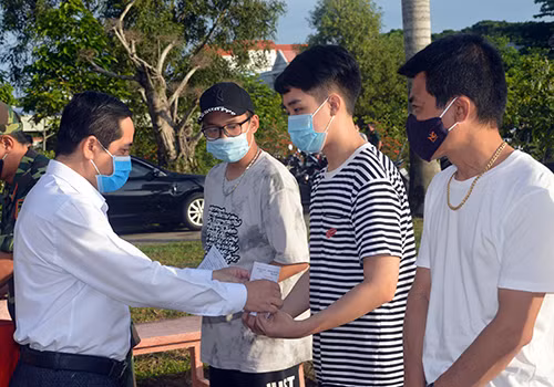 Trao giấy chứng nhận hoàn thành thời gian cách ly