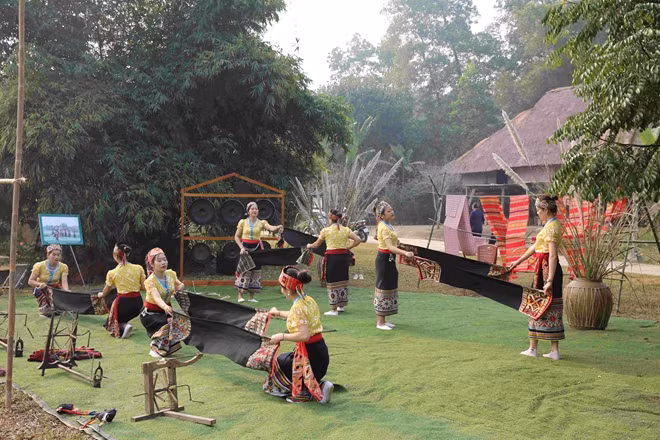 Đồng bào Khơ Mú biểu diễn tại Làng Văn hóa – Du lịch các dân tộc Việt Nam trong ngày Tết Gơ rơ.