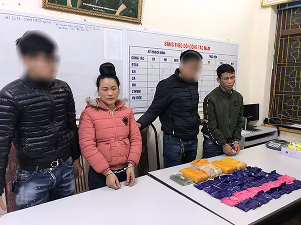 Hai đối tượng cùng tang vật.