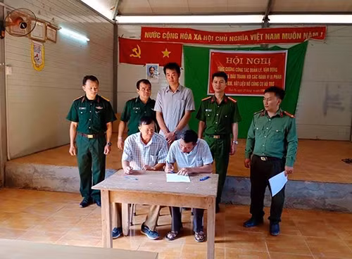 Các bản thuộc xã Mường Lạn ký cam kết “không sản xuất, mua bán, tàng trữ, vận chuyển, sử dụng trái phép vũ khí, vật liệu nổ, công cụ hỗ trợ và các loại súng săn, súng tự chế”