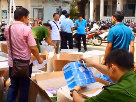 Lực lượng Công an kiểm tra phân loại tân dược nhập lậu.
