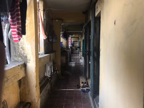 Hành lang của một khu tập thể cũ trên phố Trần Huy Liệu.