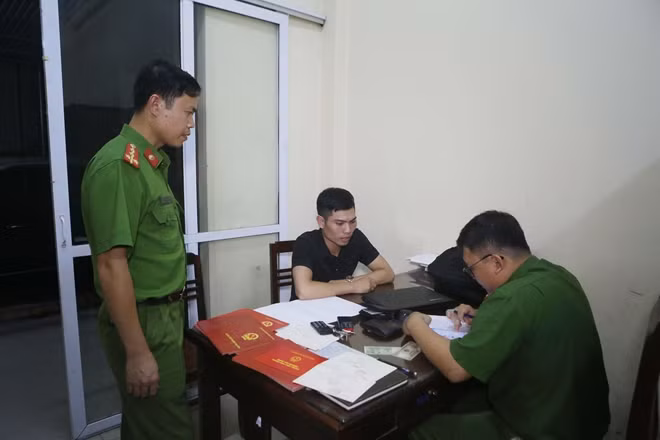 Đối tượng Nguyễn Tiến Vùng (X) tại cơ quan điều tra.