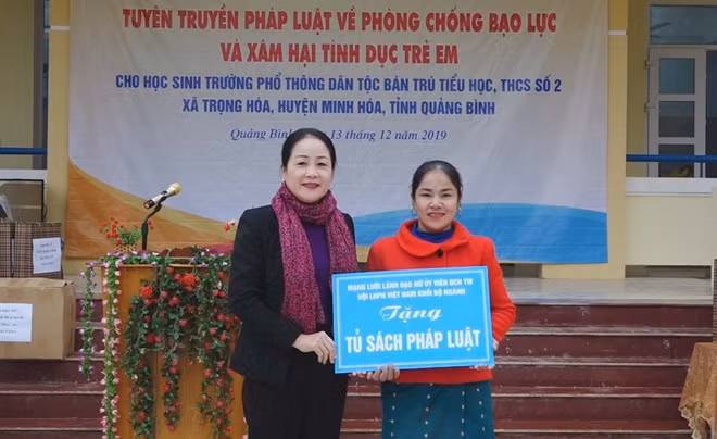 Đồng chí Đỗ Thị Bích Thủy - Phó Chủ tịch thường trực Hội LHPN tỉnh Quảng Bình thừa ủy quyền Mạng lưới lãnh đạo nữ UVBCH TW Hội LHPN Việt Nam khối bộ ngành trao tặng tủ sách pháp luật cho Hội LHPN xã Trọng Hóa