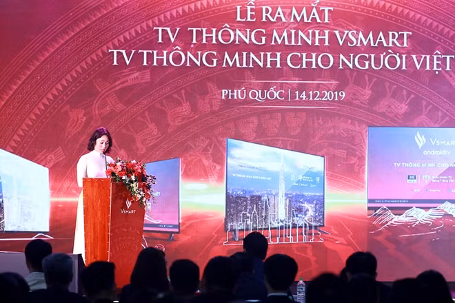 Bà Lê Thị Thu Thủy, Phó Chủ Tịch Tập Đoàn Vingroup kiêm Tổng giám đốc Công ty Nghiên cứu và Sản xuất VinSmart cho biết: các sản phẩm ti vi thông minh Vsmart chú trọng vào thiết kế và trải nghiệm của người dùng, mang đến cuộc sống thú vị và thông minh hơn cho người Việt.