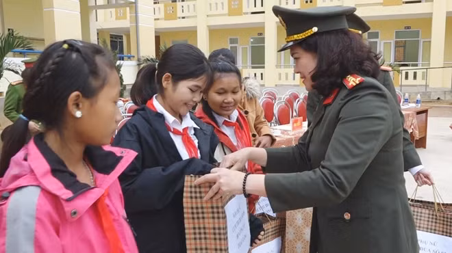Đại tá Ngô Hoài Thu- Chủ tịch Hội phụ nữ Bộ Công an trao quà cho các em học sinh có hoàn cảnh khó khăn