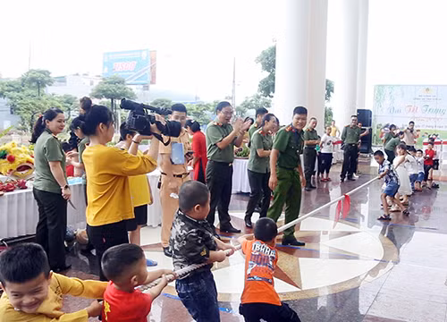 Trò chơi kéo co diễn ra sôi nổi, thu hút đông đảo sự tham gia của các bạn nhỏ