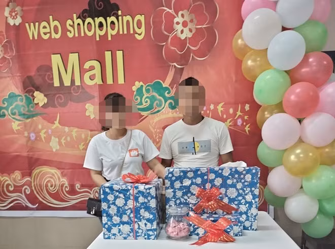 Một nhóm tạo trang shopping mall chụp ảnh sự kiện nhằm lôi kéo nhiều người tham gia