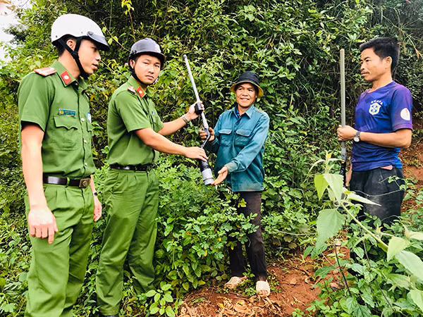 Người dân giao nộp súng tự chế cho Công an xã Quảng Trực, huyện Tuy Đức, tỉnh Đắk Nông