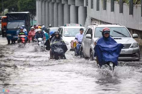Tình trạng ngập nước trên đường Nguyễn Hữu Cảnh vẫn tái diễn nhiều năm nay.