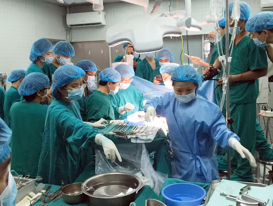 Trong phòng mổ lấy tạng phục vụ ca ghép tạng xuyên Việt phối hợp giữa BV Việt Đức và BV Chợ Rẫy.