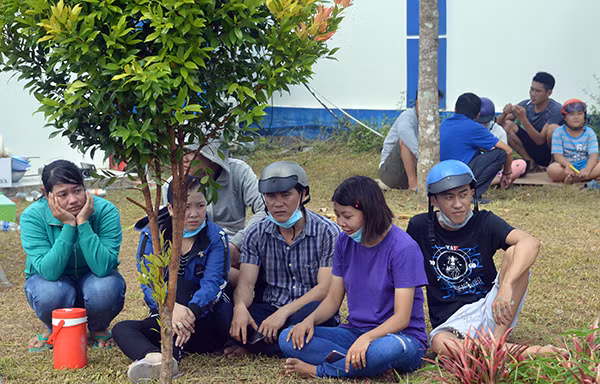 Công nhân hoang mang sau vụ cháy