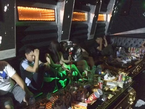 Phòng hát của Ruby Karaoke, dân chơi tha hồ thác loạn