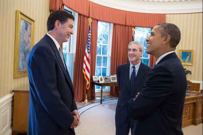 Tổng thống Barack Obama và ông James Comey (trái) tại lễ công bố đề cử làm Giám đốc FBI hôm 21-6-2013. Tổng thống Barack Obama và ông James Comey (trái) tại lễ công bố đề cử làm Giám đốc FBI hôm 21-6-2013.
