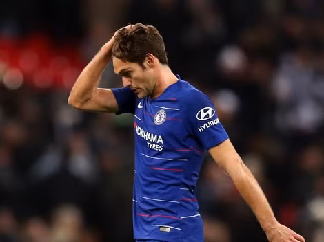 Marcos Alonso thường xuyên mắc lỗi tại Chelsea thời gian gần đây.