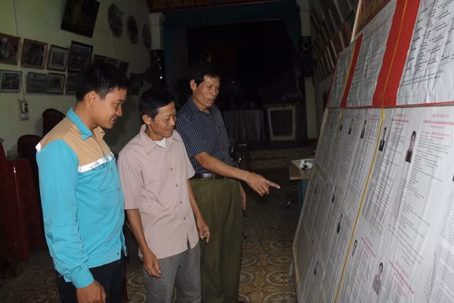 Anh Chính cùng với cán bộ Ủy ban Mặt trận Tổ quốc huyện Ninh Giang chuẩn bị công tác bầu cử.