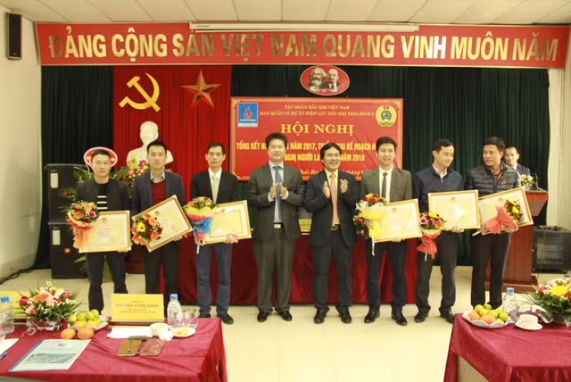 Lãnh đạo PVN trao bằng khen của Bộ Công Thương cho các tập thể, cá nhân có thành tích xuất sắc trong giai đoạn 2016 - 2017 tại Dự án NMNĐ Thái Bình 2.