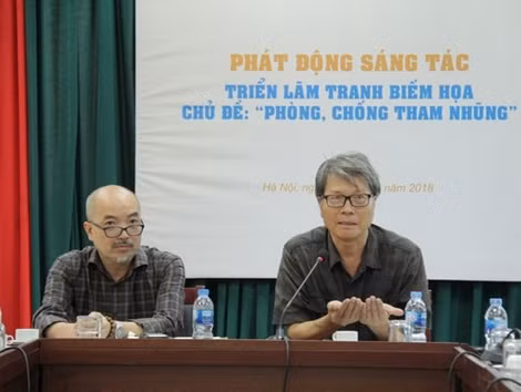 Cục trưởng Cục Mỹ thuật, Nhiếp ảnh và Triển lãm Vi Kiến Thành (phải) và họa sĩ Lý Trực Dũng tại lễ phát động triển lãm tranh biếm họa chống tham nhũng.