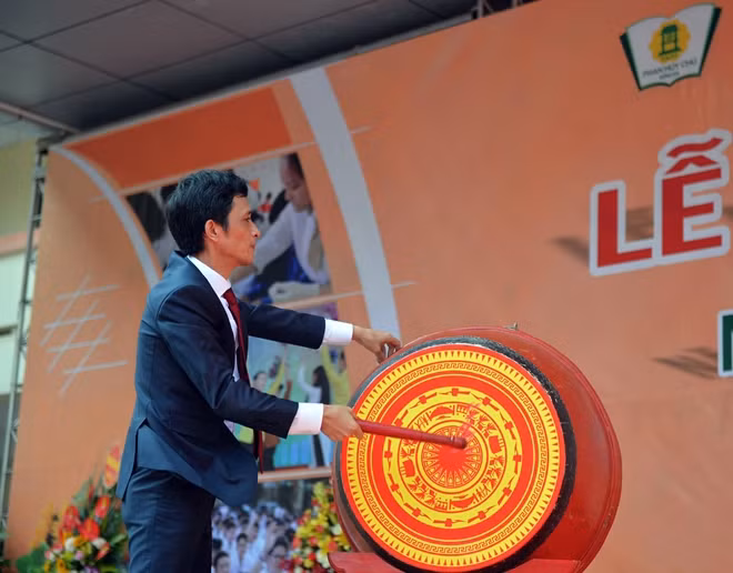 Thầy Hà Xuân Nhâm – Hiệu trưởng trường THPT Phan Huy Chú đánh trống khai giảng năm học mới.