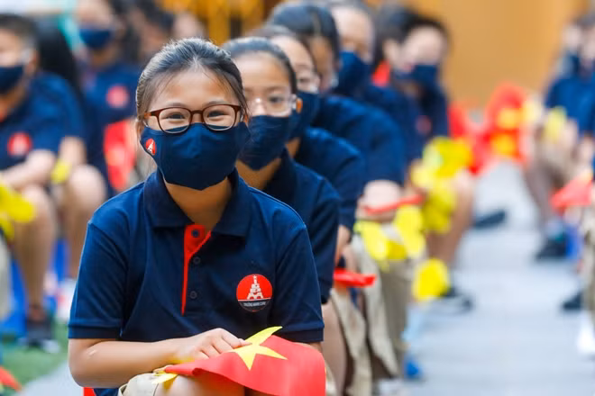 Đến dự khai giảng tại trường, tất cả các em học sinh đều tuân thủ quy định đeo khẩu trang để đảm bảo an toàn phòng dịch COVID-19.